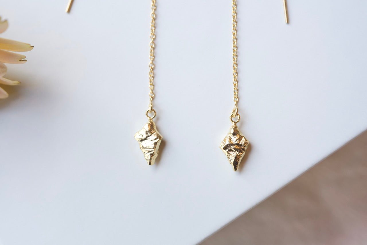 Edgy Threader Earrings - IN A PEACE - gold - close view